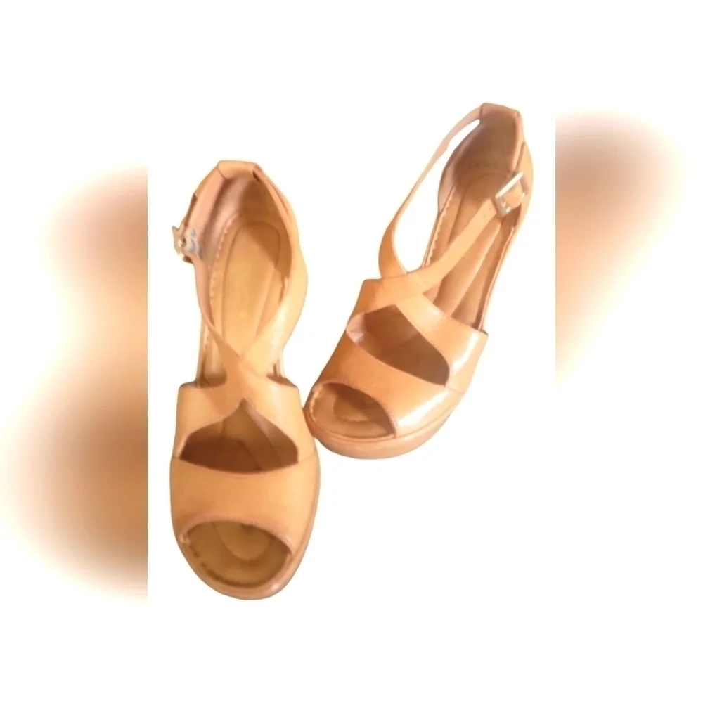 Crown by Born Women's Leather Nude Chelsea Wedge Buckle Closure Sandals Sz 7/38